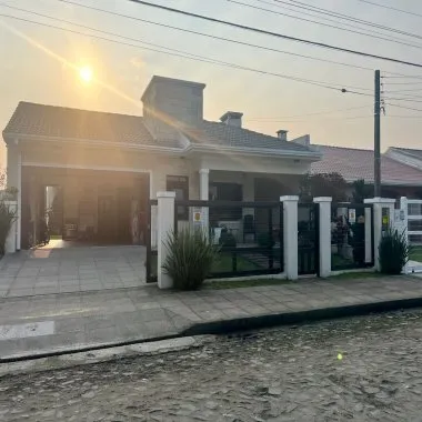 ExcelenteCasa à venda em Xangri-Lá/RS - 3 Dormitórios, 1 Suíte ExcelenteCasa à venda em Xangri-Lá/RS - 3 Dormitórios, 1 Suíte
