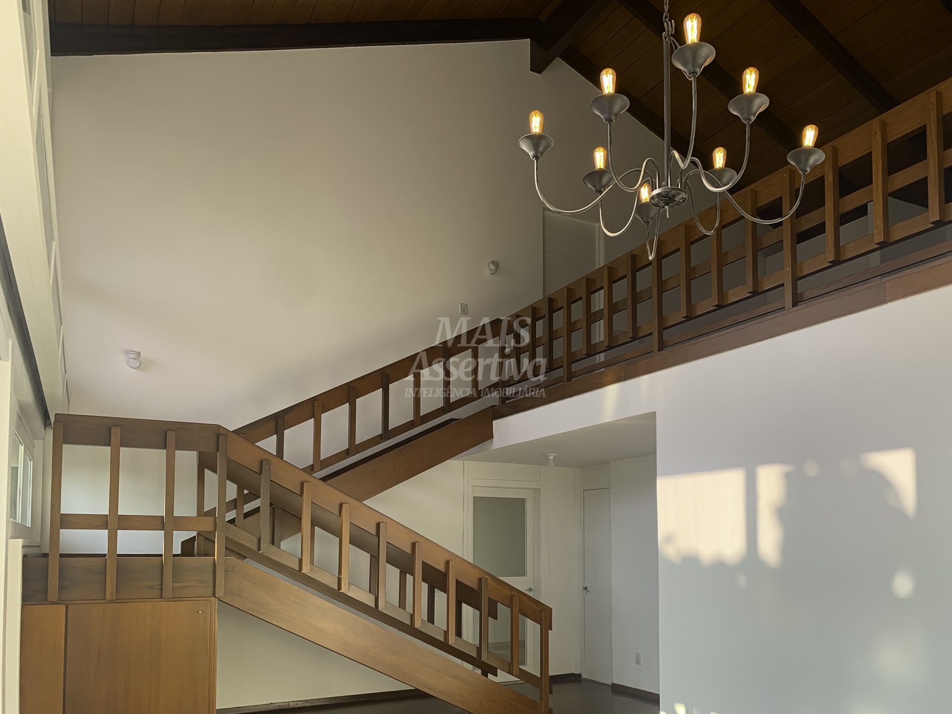 Casa à venda com 4 quartos, 375m² - Foto 1