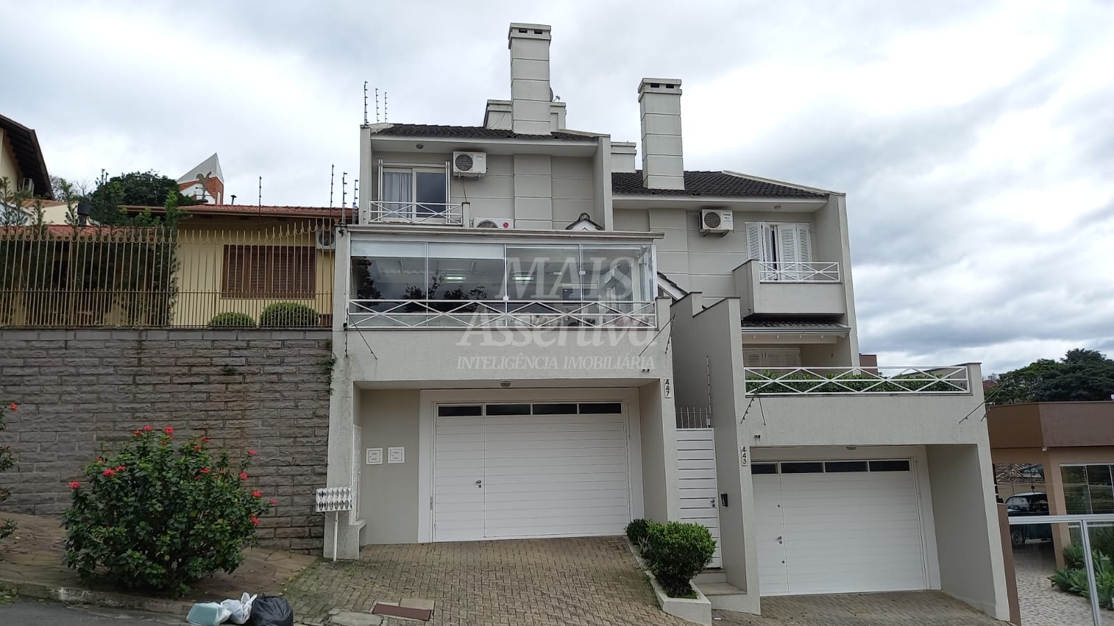 Casa à venda com 3 quartos, 163m² - Foto 1