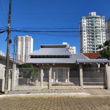 Excelente casa com 03 dormitórios para venda no bairro Fazendo em Itajaí